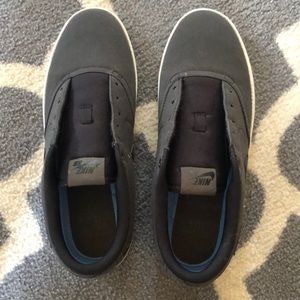 Nike SB dark gray size 8.5 shoes no shoelaces